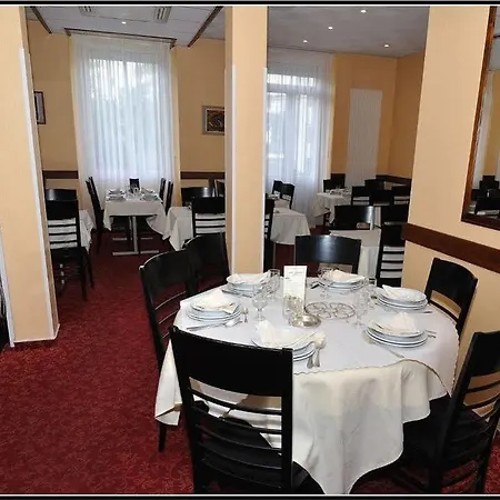 Montfort Hotell 2*