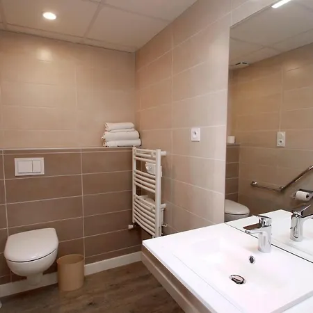 Ξενοδοχείο Montfort 2*