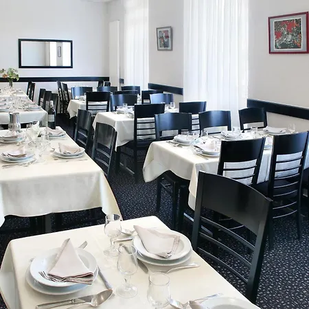 Ξενοδοχείο Montfort 2*