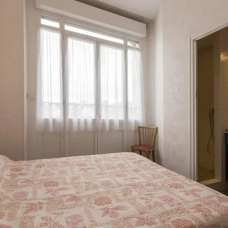 Ξενοδοχείο Montfort 2*